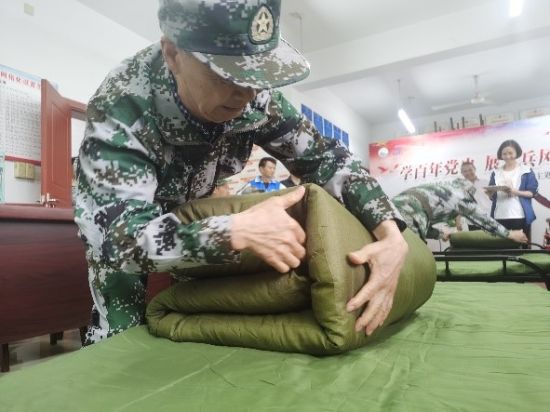 图)(为)(老)(兵)(参)(加)(“叠)(军)(被)(”技)(能)(比)(拼)(。两)(江)(新)(区)(大)(竹)(林)(街)(道)(供)(图)(