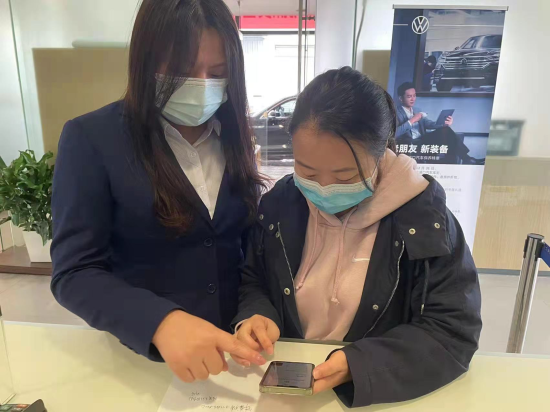 图为蒋女士使用数字人民币支付。 两江新区现代服务业局供图 图为蒋女士使用数字人民币支付。 两江新区现代服务业局供图