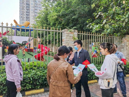 图为“党员进社区 服务零距离”志愿服务活动。 巴南区委网信办供图 图为“党员进社区 服务零距离”志愿服务活动。 巴南区委网信办供图