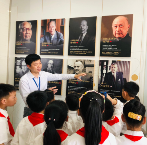 图为基地辅导员给孩子们讲述航天英雄故事。刘力 摄 图为基地辅导员给孩子们讲述航天英雄故事。刘力 摄