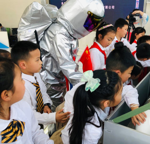 图为基地辅导员给孩子们讲述航天英雄故事。刘力 摄 图为基地辅导员给孩子们讲述航天英雄故事。刘力 摄