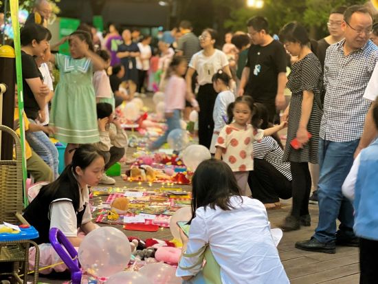 图为重庆金科 “旧书交换活动”现场。金科 供图 图为重庆金科 “旧书交换活动”现场。金科 供图