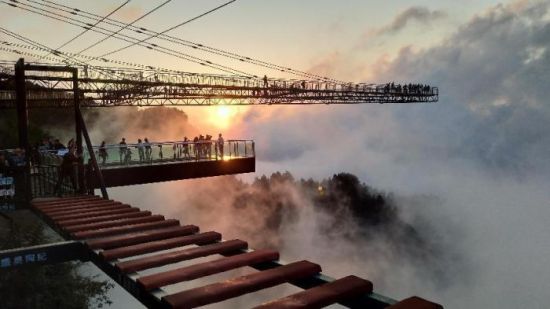 奥陶纪引领中国“玩悬崖”新潮流。万盛经开区文旅局供图 奥陶纪引领中国“玩悬崖”新潮流。万盛经开区文旅局供图