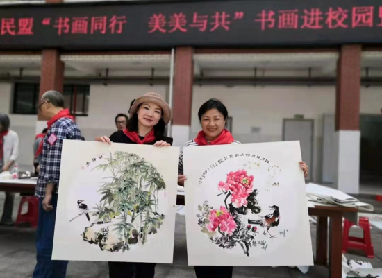 图为重庆民盟画院的书画家们走进大石小学进行扎染创作。 民盟重庆市委会供图