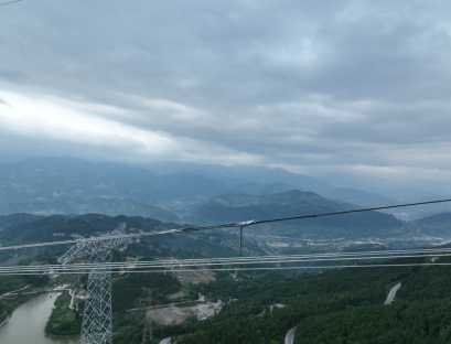 4月29日,±800千伏白江、白浙线导线在机器牵引下顺利实现同步带电跨越。李奕 摄 4月29日,±800千伏白江、白浙线导线在机器牵引下顺利实现同步带电跨越。李奕 摄