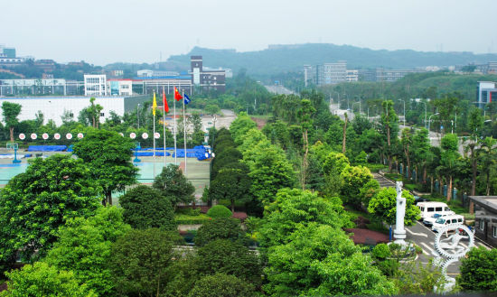 图为建桥园区“森林围厂,厂在林中,林在厂中”。 大渡口区融媒体中心供图 图为建桥园区“森林围厂,厂在林中,林在厂中”。 大渡口区融媒体中心供图