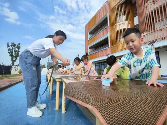 图为海棠幼儿园“森呼吸”课程。 大足区委宣传部供图 图为海棠幼儿园“森呼吸”课程。 大足区委宣传部供图