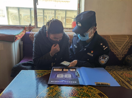 图为蒋宇华在进行群众反诈宣传。重庆边检总站供图 图为蒋宇华在进行群众反诈宣传。重庆边检总站供图