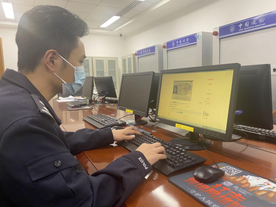 图为蒋宇华在学习边检业务题库。重庆是边检总站供图