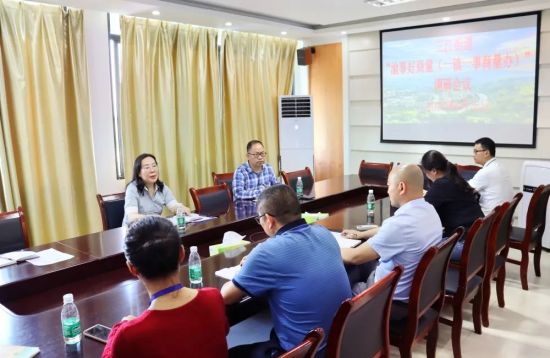 图为刘红兵一行听取专题汇报 图为刘红兵一行听取专题汇报