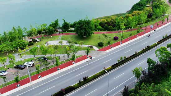 忠县交通节点、城市边角地成为“绿岛”。 忠县融媒体中心供图