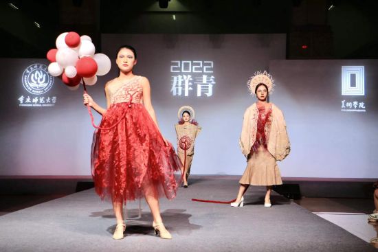 图为服装动态展示现场。陈媛摄 图为服装动态展示现场。陈媛摄