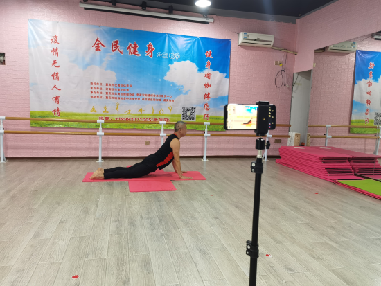 图为赵新生手把手教大家如何练瑜伽。 巴南区融媒体中心供图 图为赵新生手把手教大家如何练瑜伽。 巴南区融媒体中心供图