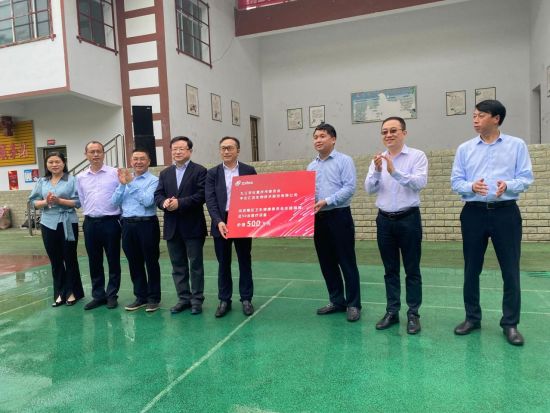 图为 “九三健康乡村”基础医疗设备捐赠仪式。 九三学社重庆市委会供图 图为 “九三健康乡村”基础医疗设备捐赠仪式。 九三学社重庆市委会供图