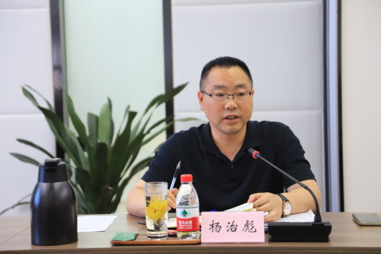 巴南区国资中心党委书记、主任杨治彪在会上传达学习全区“基层组织提升年”工作调度会精神。马佳欣摄 巴南区国资中心党委书记、主任杨治彪在会上传达学习全区“基层组织提升年”工作调度会精神。马佳欣摄