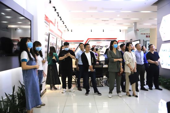 与会人员观摩物流基地公司党建阵地。马佳欣摄 与会人员观摩物流基地公司党建阵地。马佳欣摄