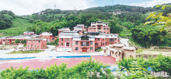 图为掩映于桃林青山之下,栖凤桃庄成了生态农旅公园。重庆三峡融媒体中心供图 图为掩映于桃林青山之下,栖凤桃庄成了生态农旅公园。重庆三峡融媒体中心供图