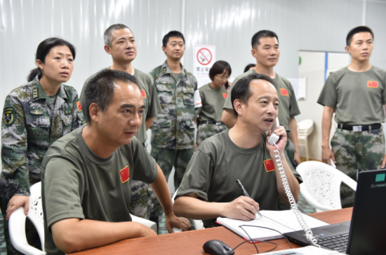 在利比里亚抗击埃博拉病毒期间,毛青通过监控指导医护人员检查病人病情。图/西南医院 在利比里亚抗击埃博拉病毒期间,毛青通过监控指导医护人员检查病人病情。图/西南医院