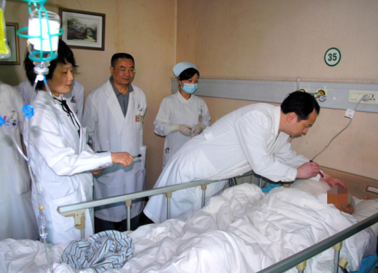 毛青在细心地为患者做检查。图/西南医院