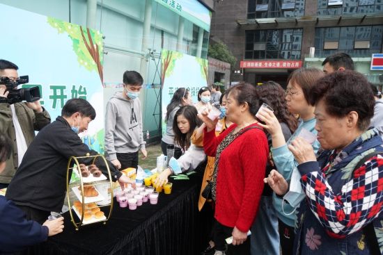 图为市民现场体验营养早餐。安利供图 图为市民现场体验营养早餐。安利供图