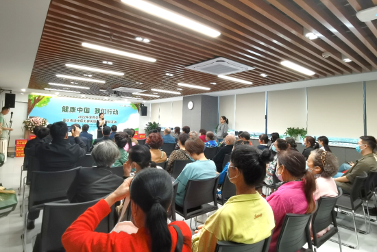 图为市民体验健康小课堂。安利供图 图为市民体验健康小课堂。安利供图