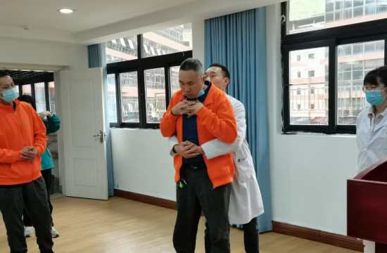图为志愿服务队人员演示海姆立克急救。 城口县北屏乡人民政府供图 图为志愿服务队人员演示海姆立克急救。 城口县北屏乡人民政府供图