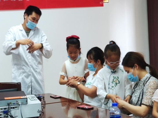 图为推拿师现场讲解。共青团江北区委供图 图为推拿师现场讲解。共青团江北区委供图