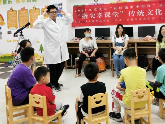 图为推拿师现场讲解。共青团江北区委供图 图为推拿师现场讲解。共青团江北区委供图