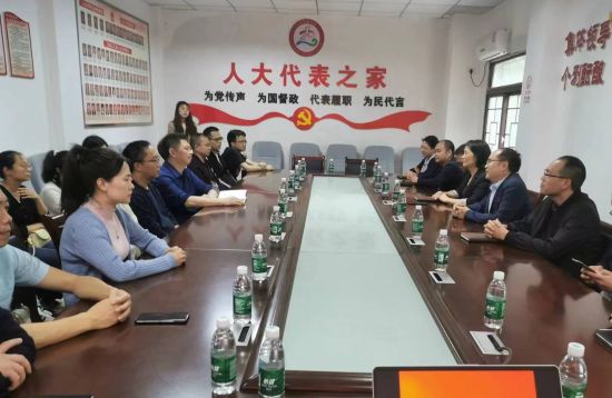 何小平 摄忠县三汇镇党委书记周建平肯定了忠县三汇中学所取得的办学