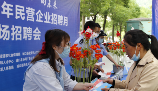 图为工作人员为应聘者发放政策宣传手册。城口县融媒体中心供图 图为工作人员为应聘者发放政策宣传手册。城口县融媒体中心供图