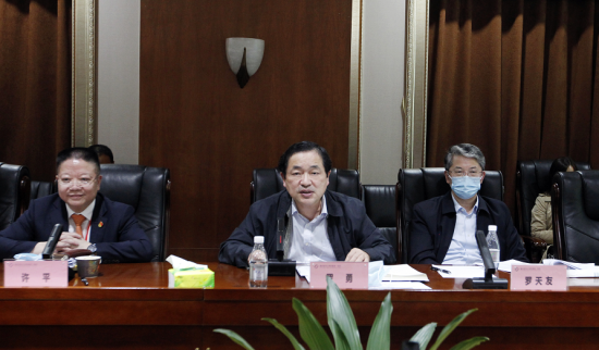 图为罗勇在会议上进行讲话。 重医附一院供图 图为罗勇在会议上进行讲话。 重医附一院供图