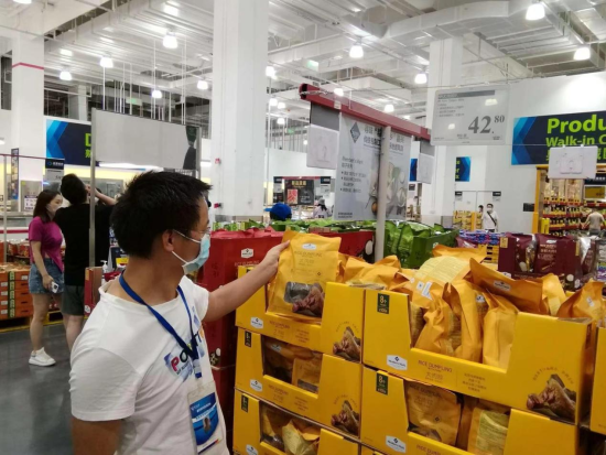图为抽检人员进行食品安全专项监督抽检。 两江市场监管局供图 图为抽检人员进行食品安全专项监督抽检。 两江市场监管局供图