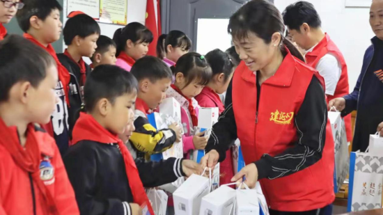 儿童护眼台灯排行榜_儿童护眼好选择亲民级护眼灯仅售279元