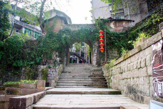 图为忠州东门。据文献《老忠州》记载,忠县历史上有八座城门,东门是唯一留存下来的古城门,是巴国大将军巴蔓子刎首留城处。如今在古城门旁,年轻人开起了小茶馆,成为市民悠闲娱乐的好去处。 黄海林 摄 图为忠州东门。据文献《老忠州》记载,忠县历史上有八座城门,东门是唯一留存下来的古城门,是巴国大将军巴蔓子刎首留城处。如今在古城门旁,年轻人开起了小茶馆,成为市民悠闲娱乐的好去处。 黄海林 摄