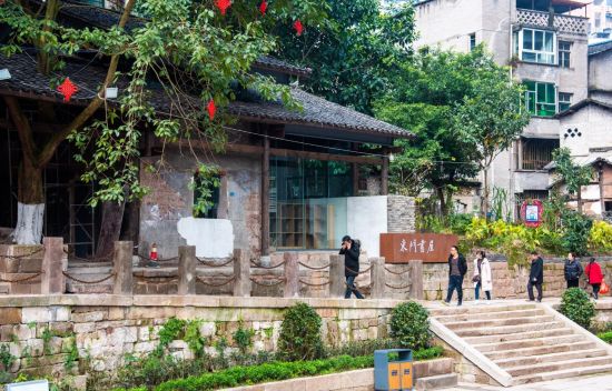图为忠州老街老东门城墙下的东门书屋。今年3月上旬向市民开放,这间书屋是利用一栋留存几十年的老建筑改造而成,内部集合了阅读、文创、休闲等功能,深受市民喜爱。 黄海林 摄 图为忠州老街老东门城墙下的东门书屋。今年3月上旬向市民开放,这间书屋是利用一栋留存几十年的老建筑改造而成,内部集合了阅读、文创、休闲等功能,深受市民喜爱。 黄海林 摄