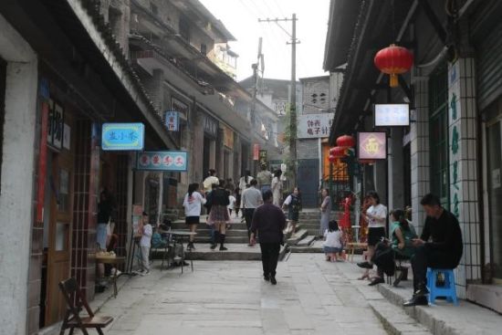 图为老街围绕文化遗存布局特色商业吸引人气。 忠县县委统战部供图 图为老街围绕文化遗存布局特色商业吸引人气。 忠县县委统战部供图