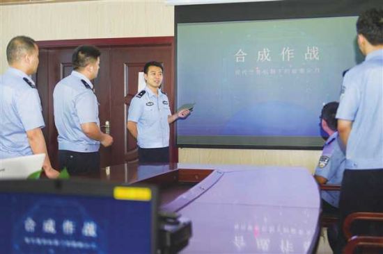 图为赵宇（左三）和同事交流合成作战经验。重庆市公安局北碚区分局供图