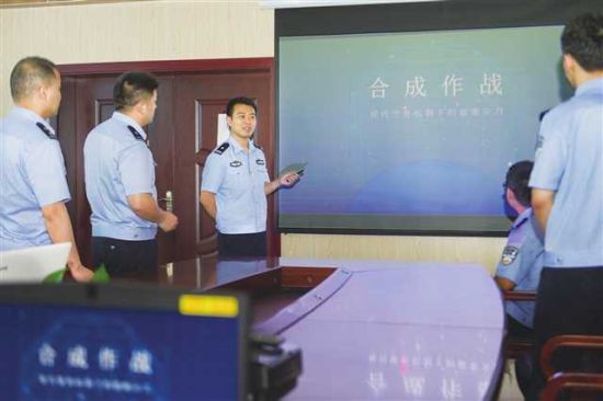 图为赵宇(左三)和同事交流合成作战经验。重庆市公安局北碚区分局供图 图为赵宇(左三)和同事交流合成作战经验。重庆市公安局北碚区分局供图