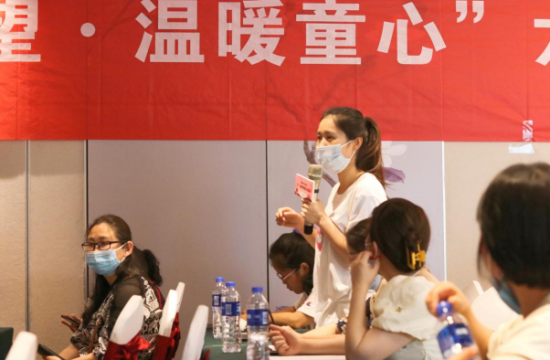 活动现场家长提问。 活动现场家长提问。