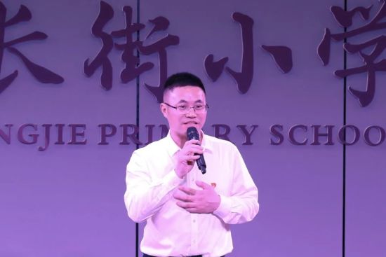 图为合川区久长街小学党总支书记、校长王正富致辞。王裕苹 摄 图为合川区久长街小学党总支书记、校长王正富致辞。王裕苹 摄
