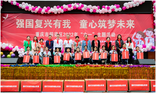 图为民盟铜梁总支部为永清小学104名孩子每人赠送了两套新校服。 铜梁区委统战部供图 图为民盟铜梁总支部为永清小学104名孩子每人赠送了两套新校服。 铜梁区委统战部供图