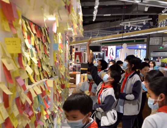 图为民进铜梁教育支部带领学生参观先知书社,孩子们纷纷在留言墙上写下了自己的祝福和愿望。 铜梁区委统战部供图 图为民进铜梁教育支部带领学生参观先知书社,孩子们纷纷在留言墙上写下了自己的祝福和愿望。 铜梁区委统战部供图