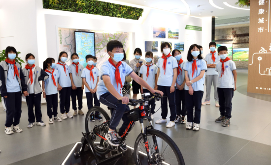 图为华兴实验学校学生参观铜梁区规划馆。 铜梁区委统战部供图 图为华兴实验学校学生参观铜梁区规划馆。 铜梁区委统战部供图
