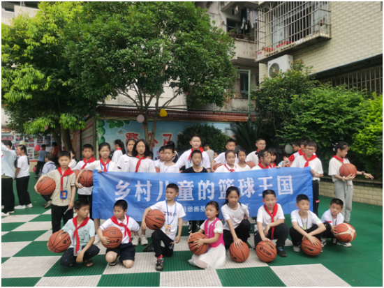 图为民建铜梁总支为高楼镇关溅小学赠送梦想礼包和篮球。 铜梁区委统战部供图 图为民建铜梁总支为高楼镇关溅小学赠送梦想礼包和篮球。 铜梁区委统战部供图
