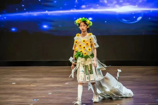 图为学生展示向日葵元素的环保服饰设计。 星湖学校供图 图为学生展示向日葵元素的环保服饰设计。 星湖学校供图