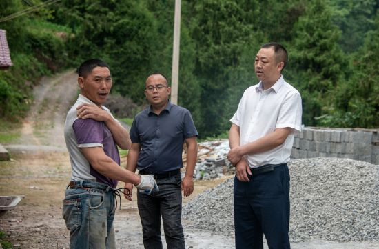图为陈辉及时反馈信贷需求。 朱云平 摄 图为陈辉及时反馈信贷需求。 朱云平 摄