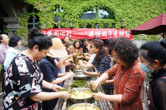图为涪陵侨界人士体验包粽子的传统民俗。 涪陵区委统战部供图