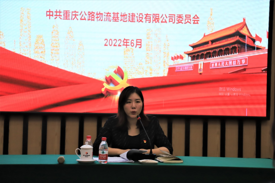 图为胡凌云为大家传达市第六次党代会精神。 马佳欣 摄 图为胡凌云为大家传达市第六次党代会精神。 马佳欣 摄