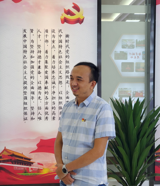 图为刘水接受记者采访现场。 王小楼 摄 图为刘水接受记者采访现场。 王小楼 摄
