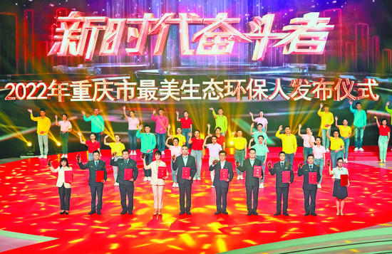 ▲重医附一院驻村第一书记团队荣获2021年“感动巫溪”集体荣誉称号。受访者供图 ▲重医附一院驻村第一书记团队荣获2021年“感动巫溪”集体荣誉称号。受访者供图